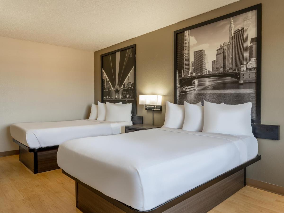 Super 8 By Wyndham Clinton Hotel Exterior foto
