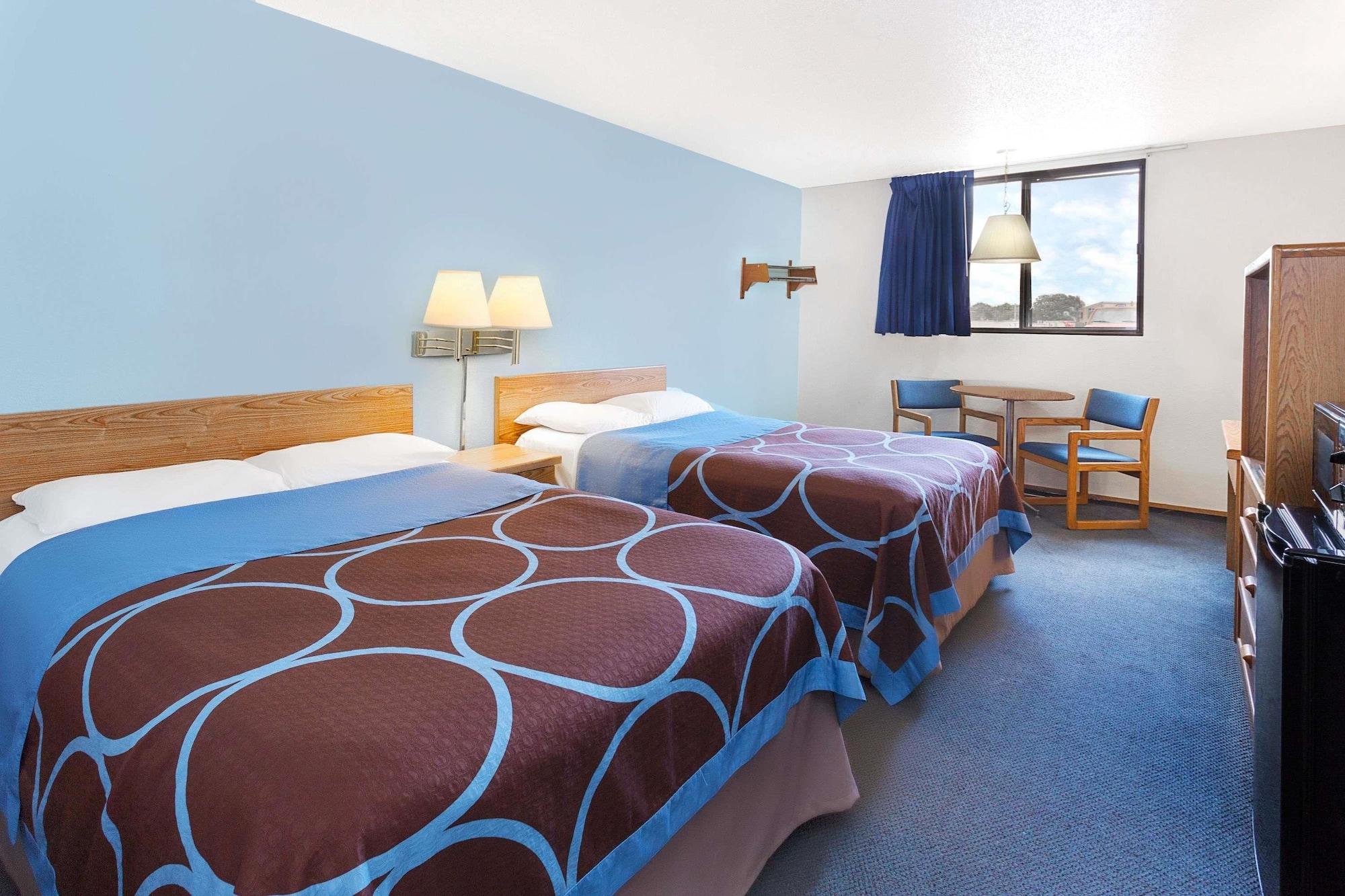 Super 8 By Wyndham Clinton Hotel Exterior foto