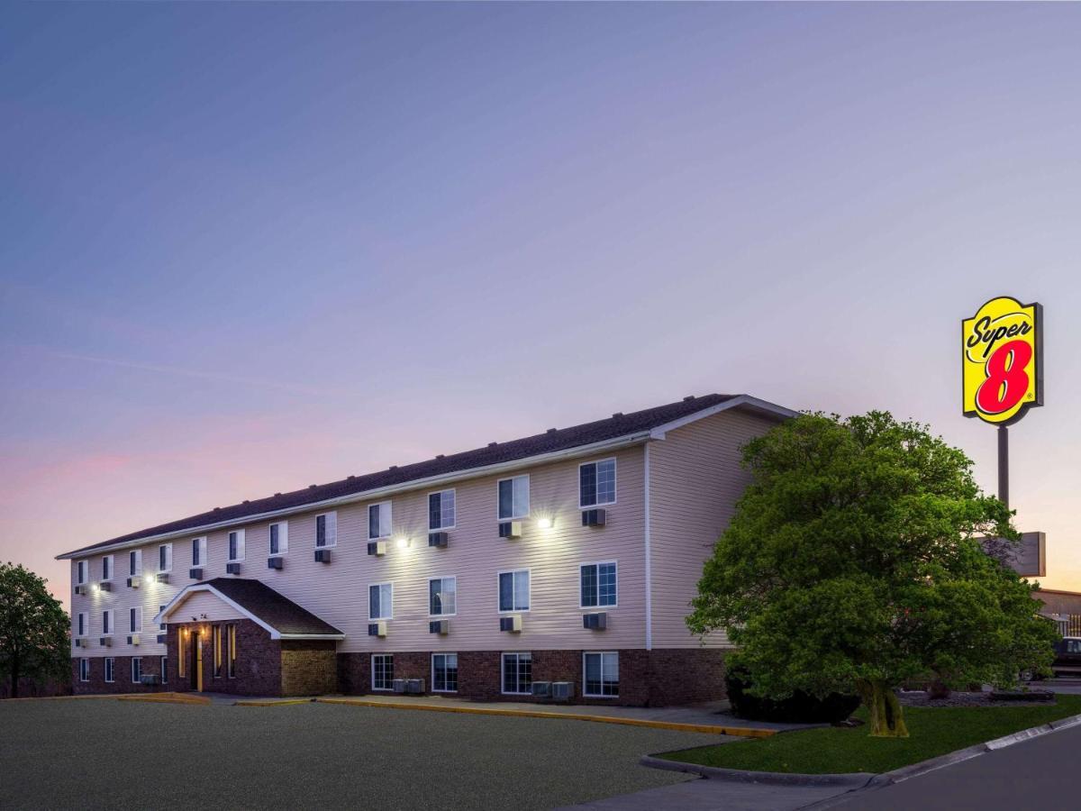 Super 8 By Wyndham Clinton Hotel Exterior foto