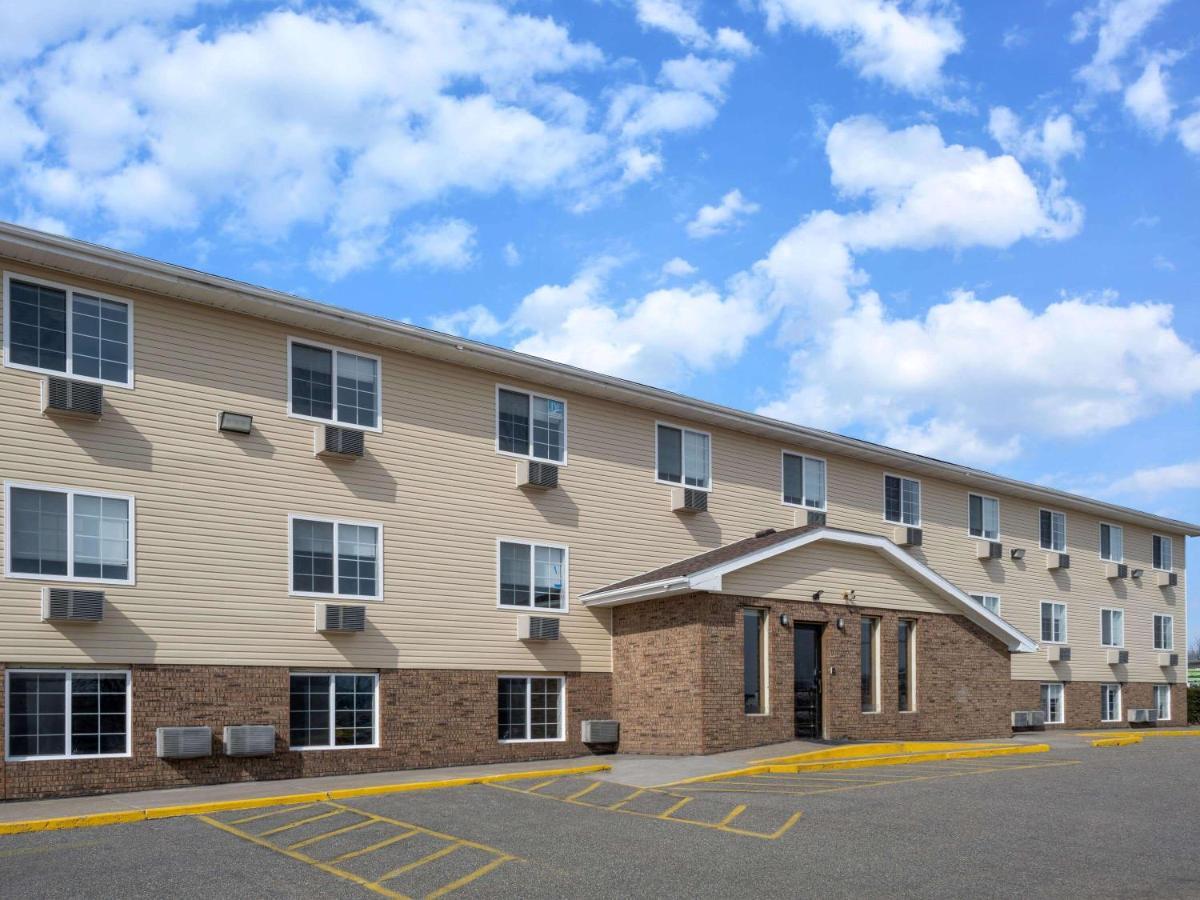 Super 8 By Wyndham Clinton Hotel Exterior foto