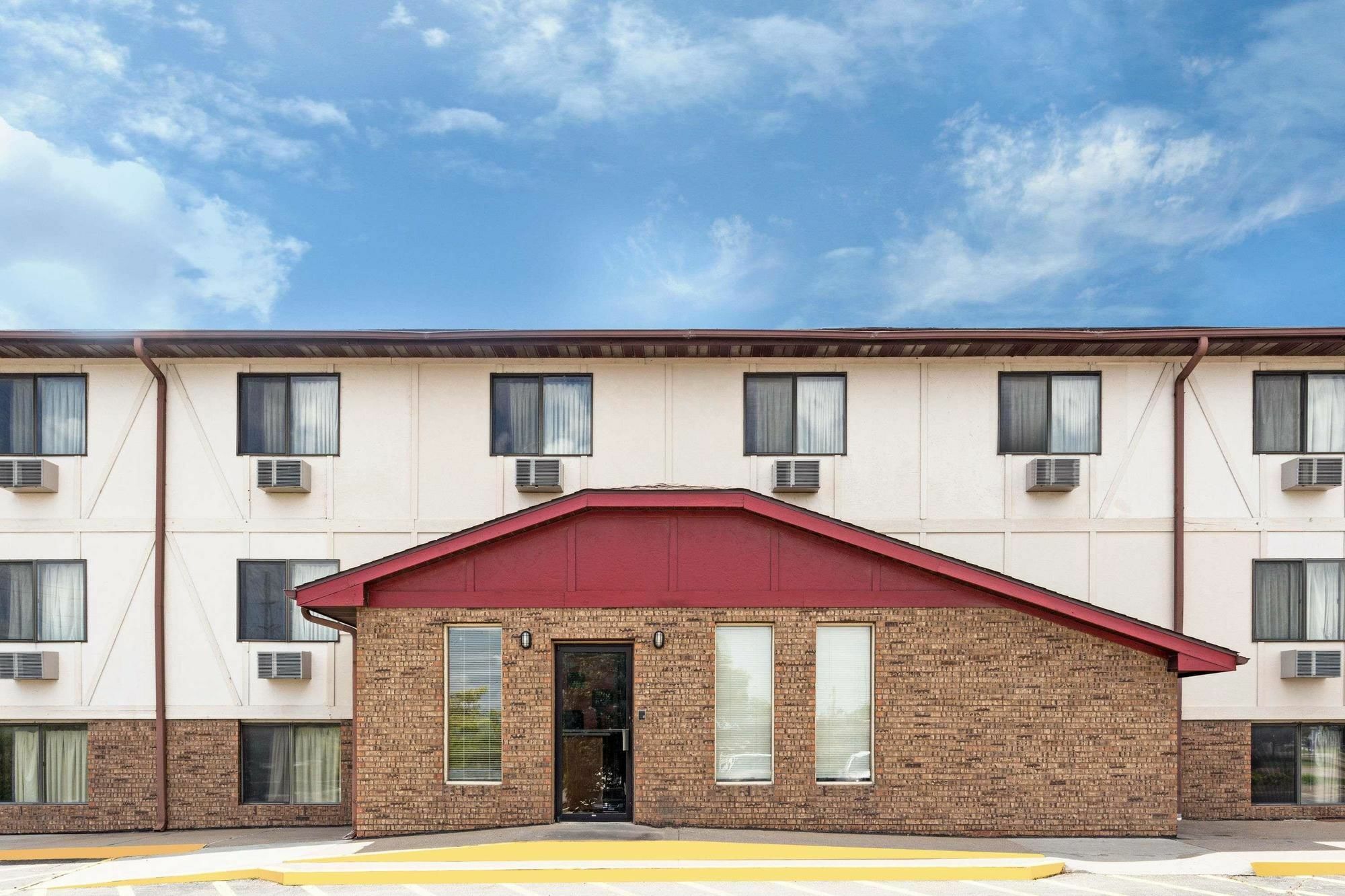 Super 8 By Wyndham Clinton Hotel Exterior foto