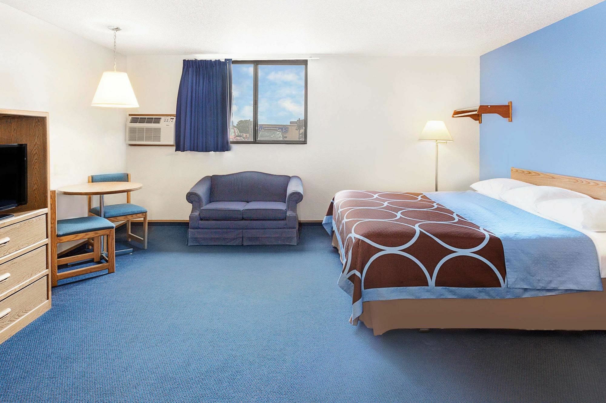 Super 8 By Wyndham Clinton Hotel Exterior foto